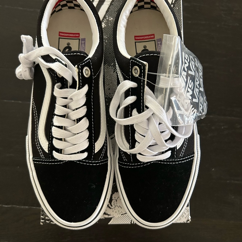 Vans Black and White Low-Top Shoes - Picture 2 of 6